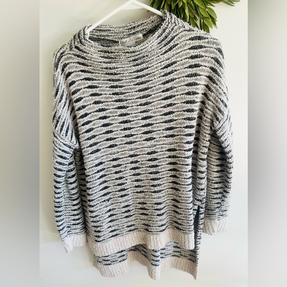 Closet Space sweater, if you like to cover the booty, this is for you. - Picture 1 of 2